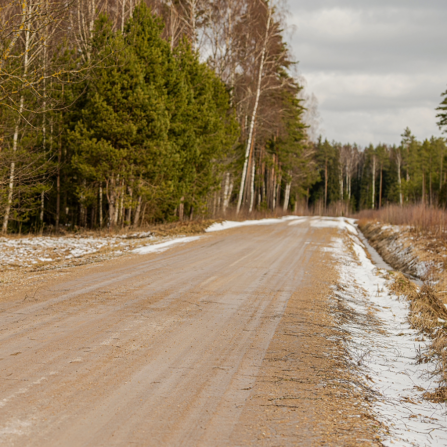 <p>Nepastāvīgu laikapstākļu ietekmē pasliktināsies grants ceļu stāvoklis</p>