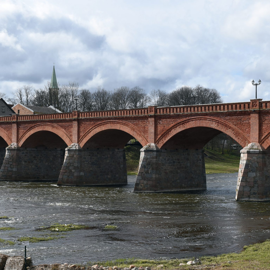 <p>Kuldīgas pa&scaron;valdība plāno ieviest nodevu par tūristu uzņem&scaron;anu</p>