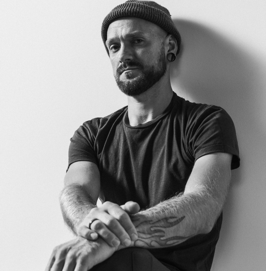 <p>Izdota paralimpietim Rihardam Snikus veltīta dziesma un videoklips &ldquo;Nesalaužams&rdquo;</p>