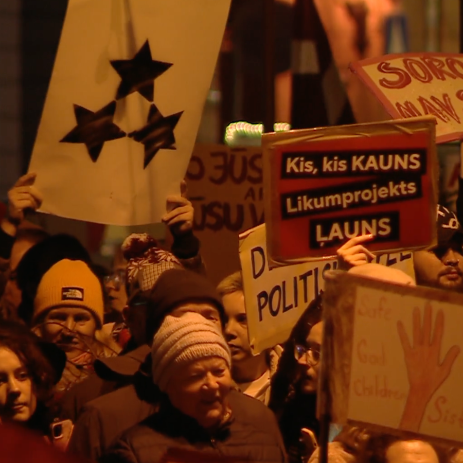 <p>Aizvadīti pla&scaron;i protesti pret Latvijas izstā&scaron;anos no Stambulas konvencijas</p>