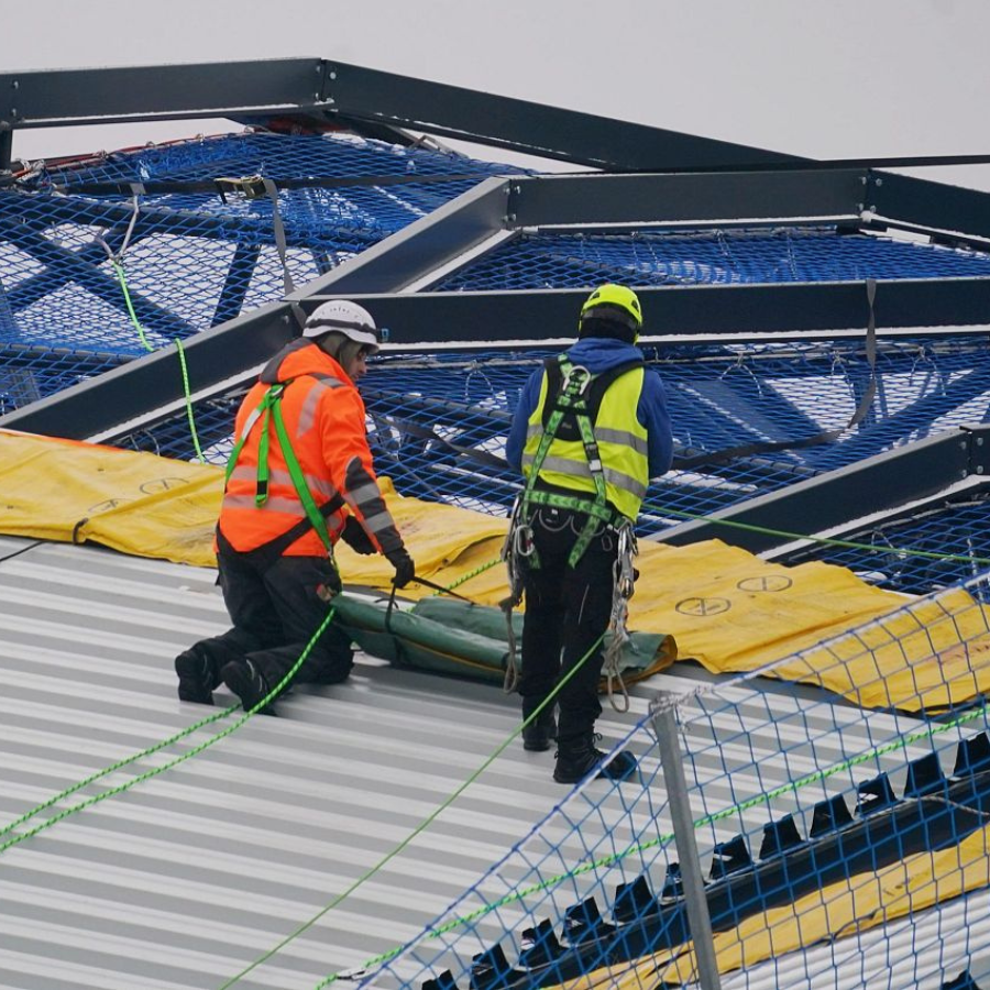 <p>Rīgas Centrālās stacijas ēkā sākti jumta uzklā&scaron;anas darbi</p>