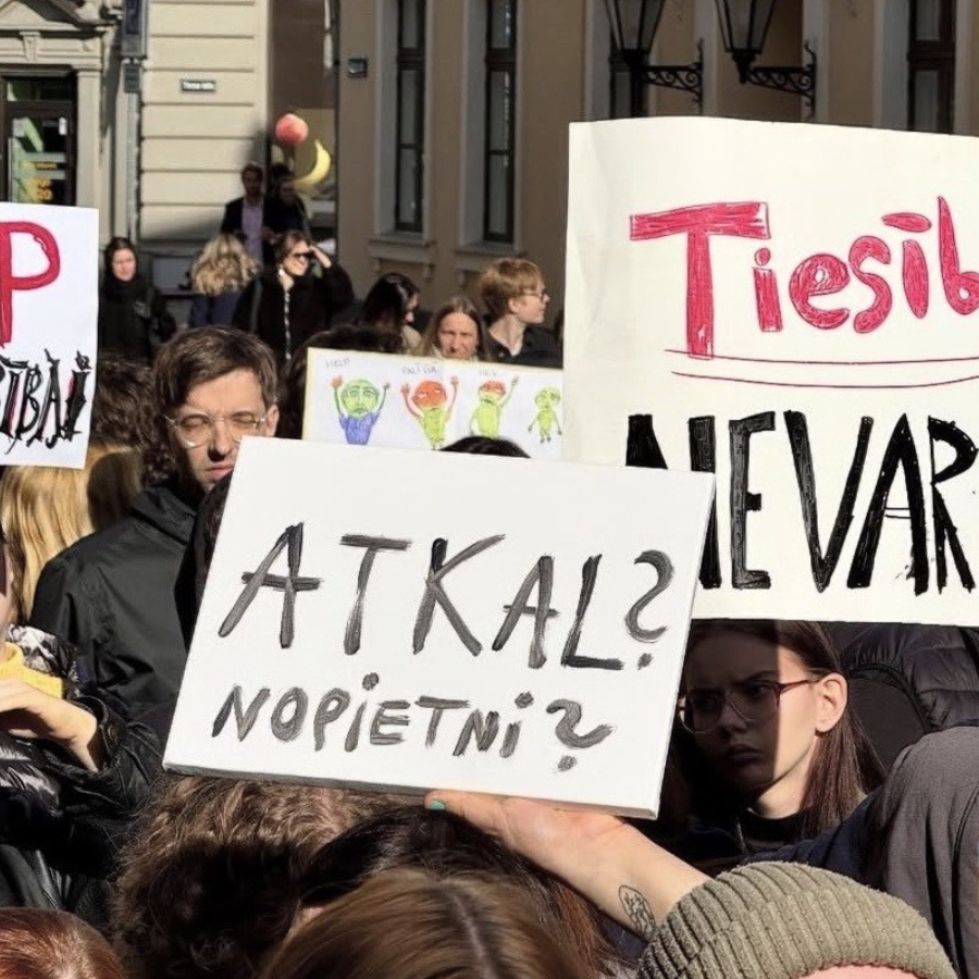 <p>Deputāti skatīs pilsoņu iniciatīvu par palik&scaron;anu Stambulas konvencijā</p>