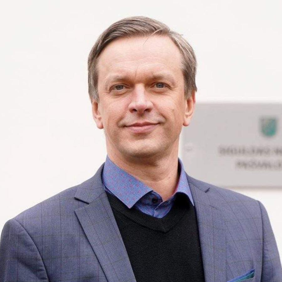 <p>No amata gāž Siguldas novada mēru Vimbu</p>