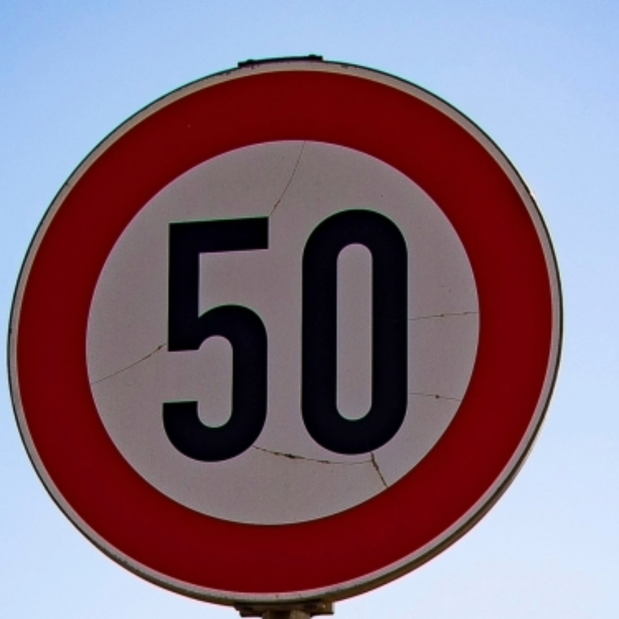 <p>No 31. oktobra samazinās atļauto brauk&scaron;anas ātrumu uz Dienvidu tilta</p>