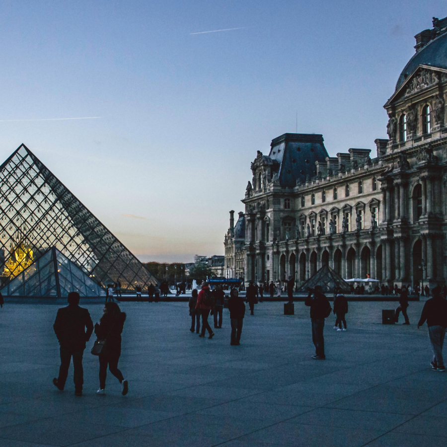 <p>Aizturēti divi no četriem Luvras dārglietu zagļiem</p>