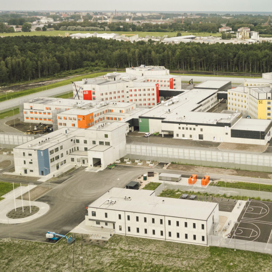 <p>Pēc jaunā Liepājas cietuma atvēr&scaron;anas slēgs arī Jelgavas un daļu Daugavgrīvas cietuma</p>