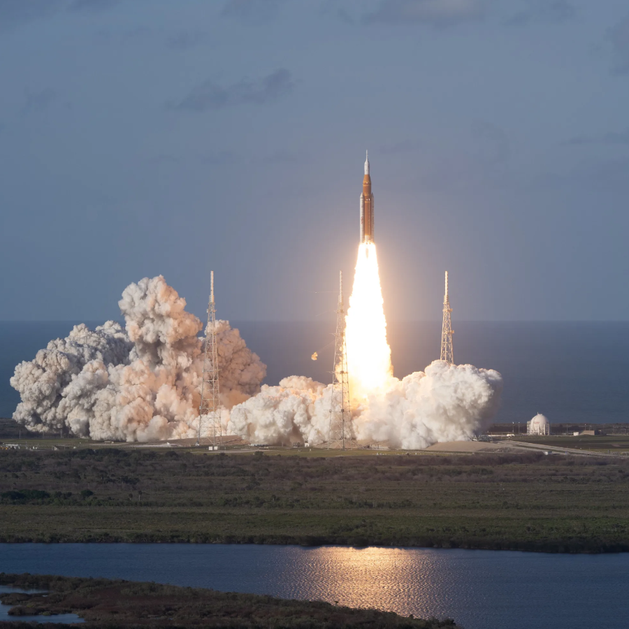 <p>Veiksmīgi startējusi NASA Mēness misijas raķete</p>