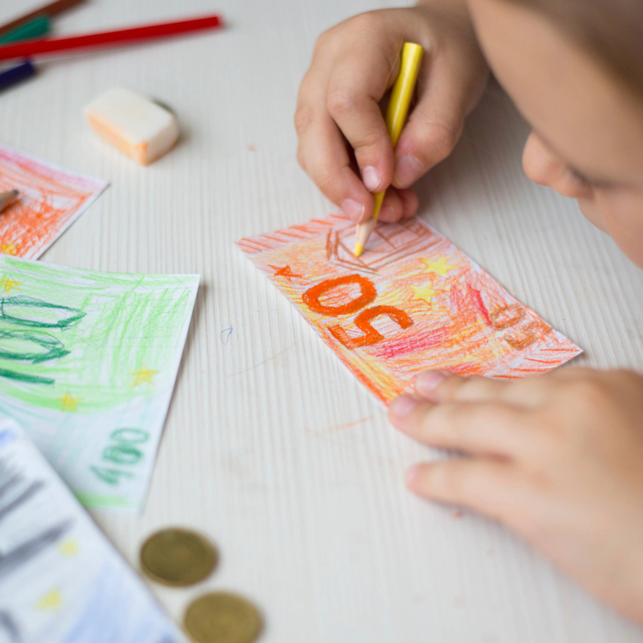 <p>Aptauja: Latvijā naudu nekrāj tikai katrs desmitais bērns</p>