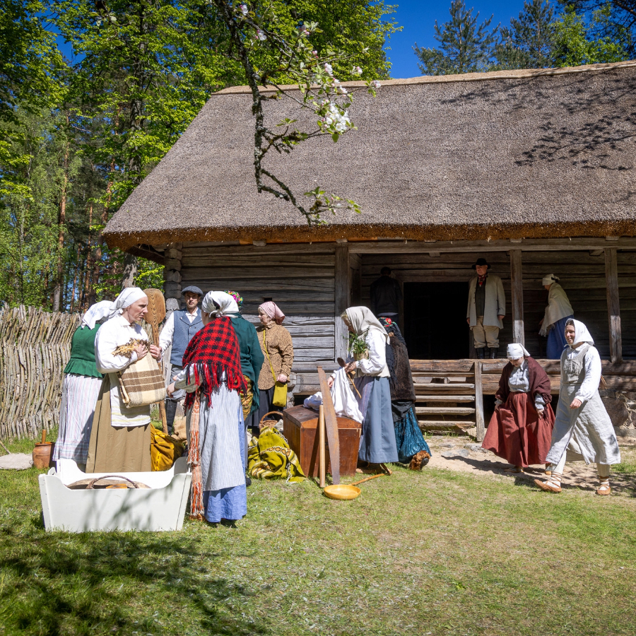 <p>&ldquo;Viena diena mūsmājās&rdquo; - brīvdabas muzejs sāk jauno sezonu&nbsp;</p>