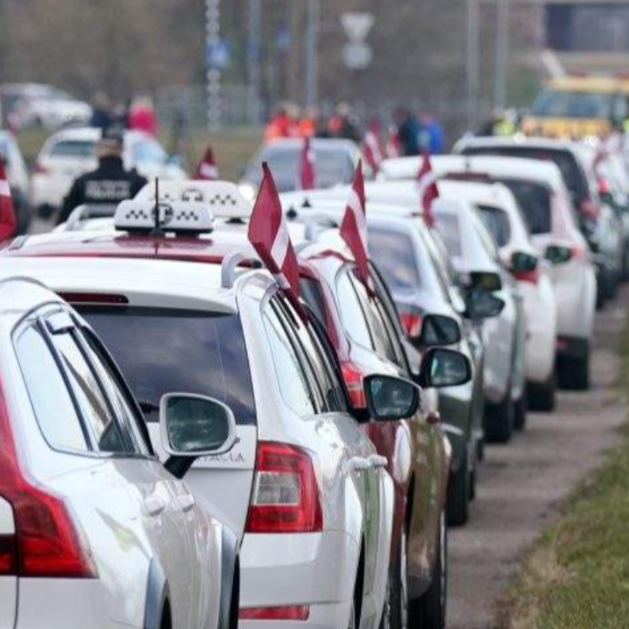 <p>Rīgā pāris simti taksometru vadītāju devu&scaron;ies protesta braucienā</p>
