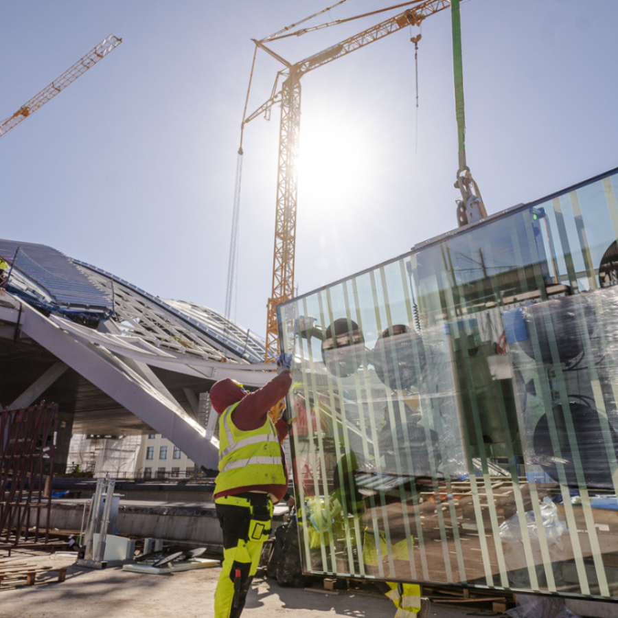 <p>"Rail Baltica" Rīgas Centrālajā stacijā sākta ēkas fasādes un jumta stiklojuma izbūve</p>