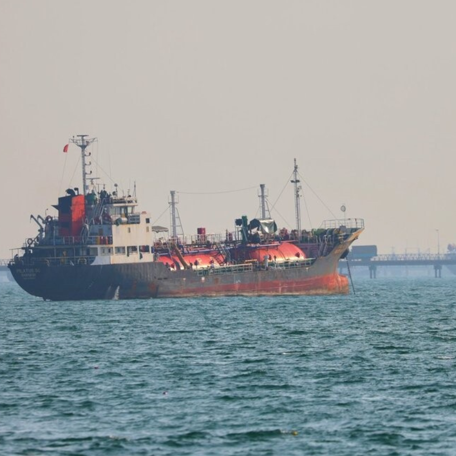 <p>Hormuza &scaron;aurumu &scaron;ķērsoju&scaron;i pirmie kuģi</p>