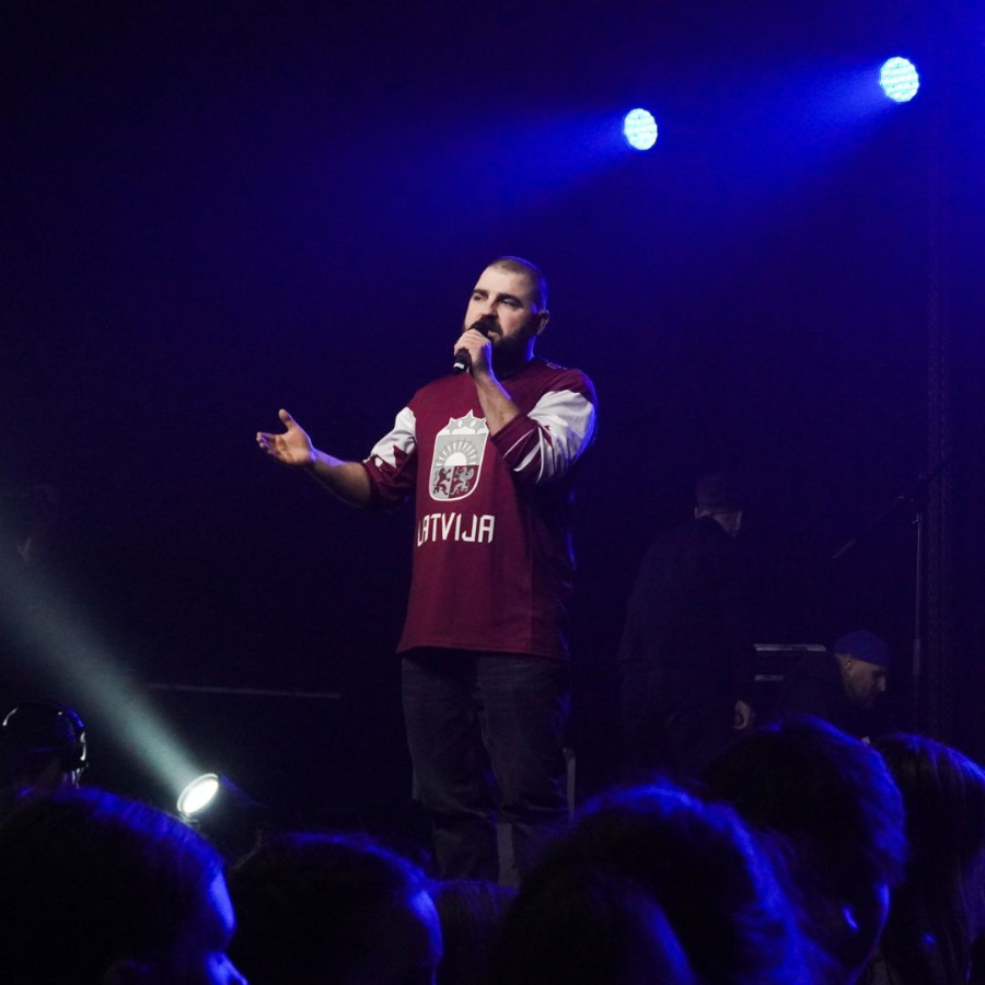 <p>Latvijas skolēni iniciatīvā "Skolas par uzvaru" savāc 8,5 tonnas ziedojumu Ukrainas armijai</p>