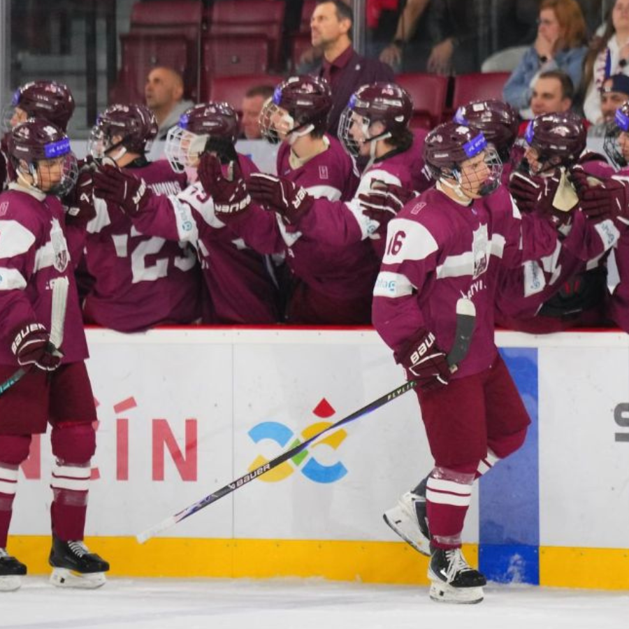 <p>Latvijas U-18 hokeja izlasei sensacionāla uzvara</p>