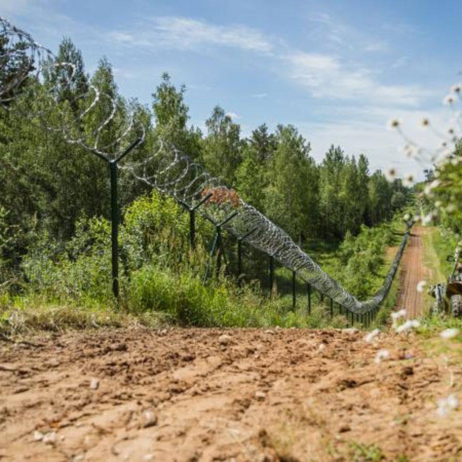 <p>Tiesa turpinās skatīt lietu par krāp&scaron;anos austrumu robežas izbūvē</p>