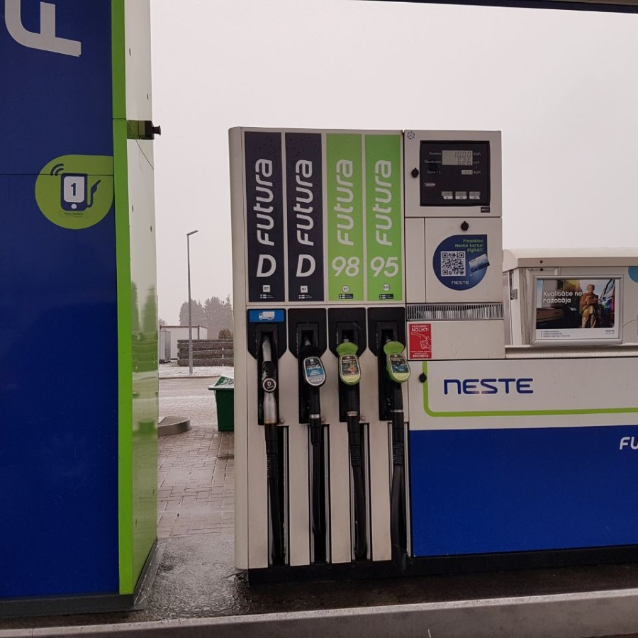 <p>Valdība atbalsta solidaritātes maksājuma ievie&scaron;anu degvielas tirgotājiem</p>