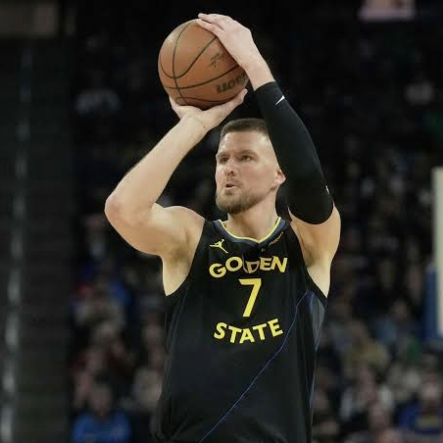 <p>Porziņģa pārstāvētā "Warriors" pirmo nākamās sezonas NBA maču aizvadīs ar "Lakers"</p>