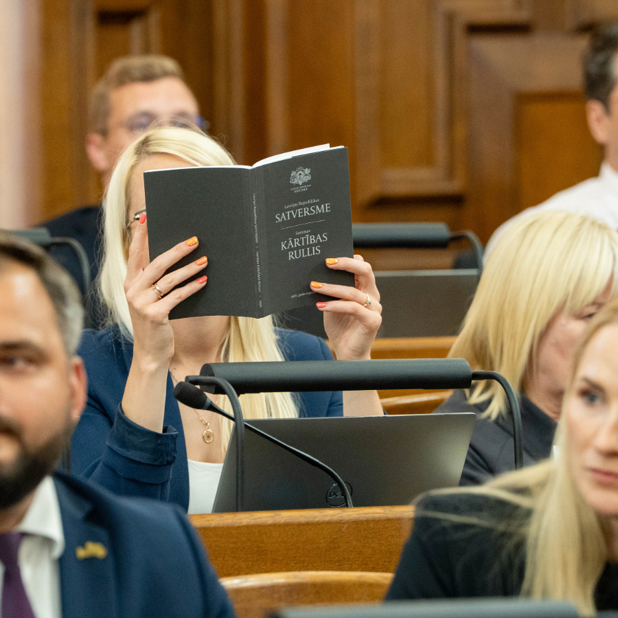 <p>Saeima 35. gadadienā pēc neatkarības atjauno&scaron;anas de facto sanāk uz svinīgo sēdi</p>