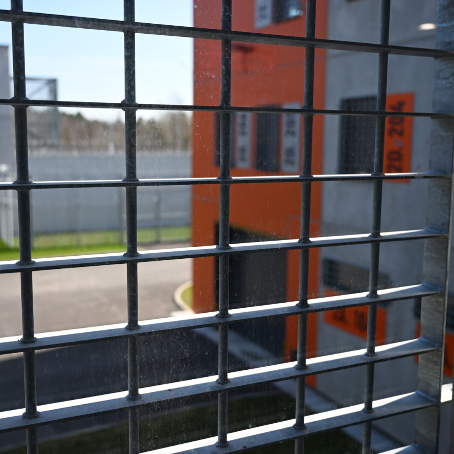 <p>Atstāj spēkā apcietinājumu policistam par vīrie&scaron;a nāvējo&scaron;u piekau&scaron;anu</p>