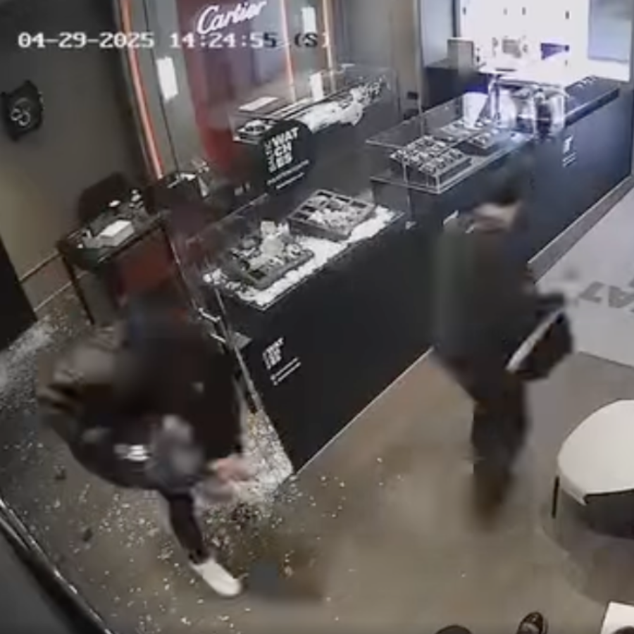 <p>Vecrīgas pulksteņu veikala laupī&scaron;anas lietā trīs serbiem celtas apsūdzības&nbsp;</p>