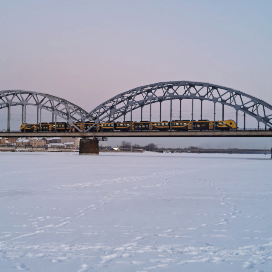 <p>Pārvieto&scaron;anās pa Daugavas ledu zem tiltiem ir aizliegta</p>