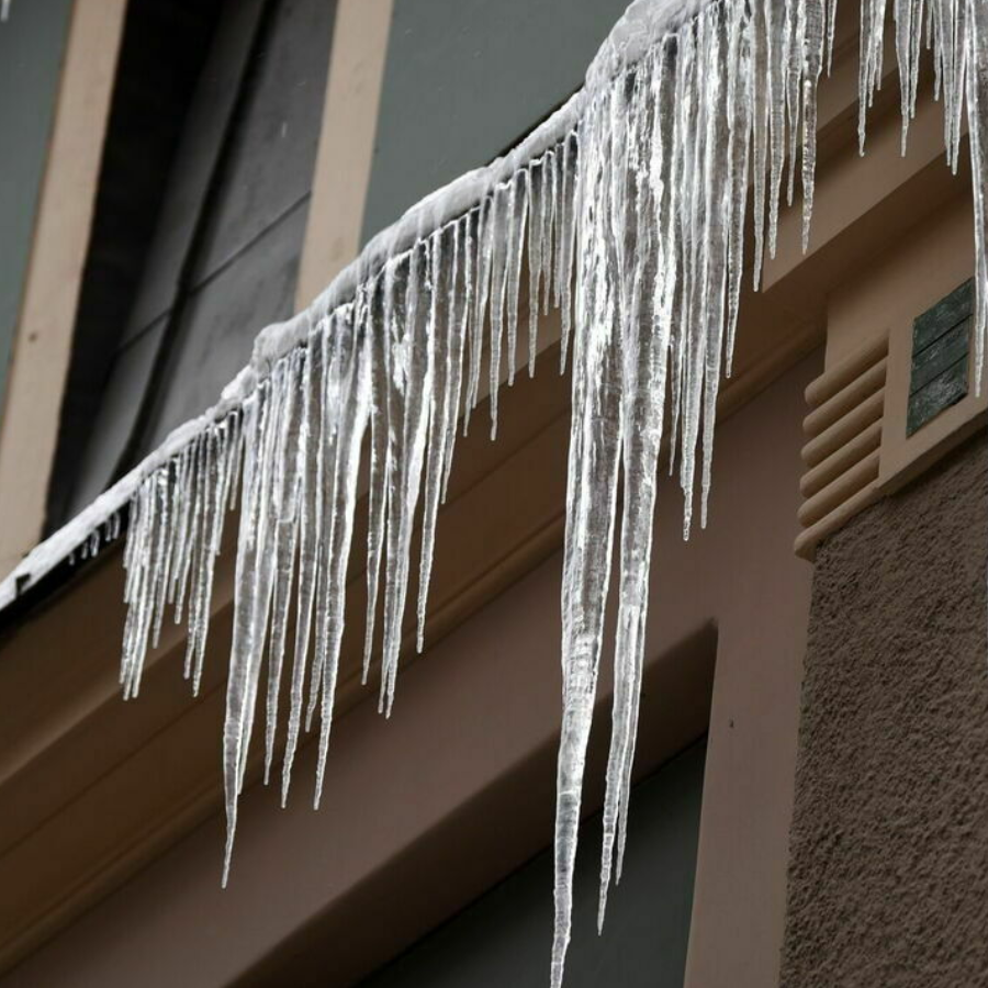 <p>Brīdina par lāsteku un sniega kri&scaron;anas risku no jumtiem&nbsp;</p>