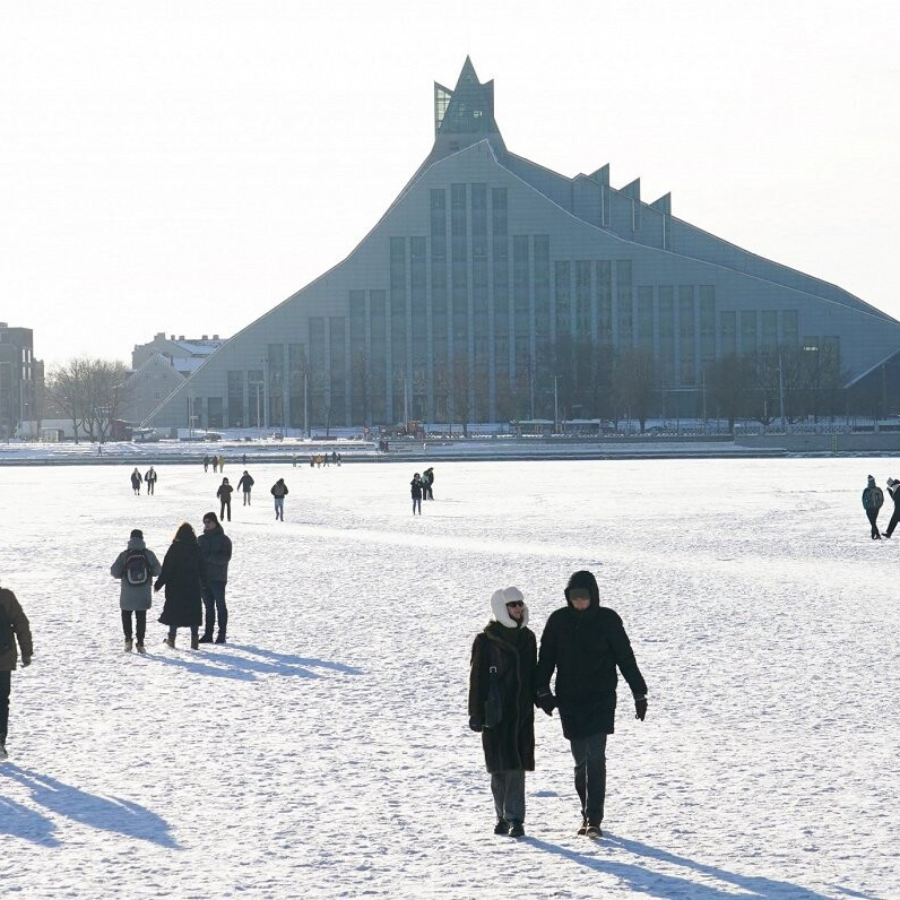 <p>Brīvdienās vairāk nekā 200 cilvēku Rīgā pārkāpa aizliegumu kāpt uz ledus</p>