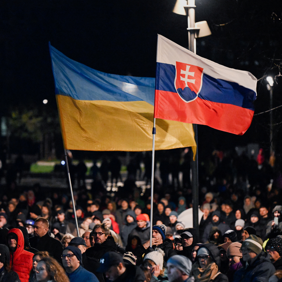 <p>Slovākijā tūksto&scaron;iem demonstrantu atbalsta Ukrainu un protestē pret premjeru Fico</p>