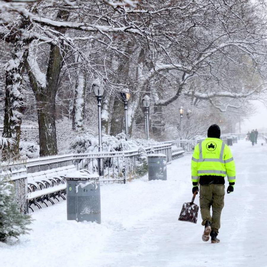 <p>Gaidāmās sniega vētras dēļ Ņujorkā noteikts pārvieto&scaron;anās aizliegums&nbsp;</p>
