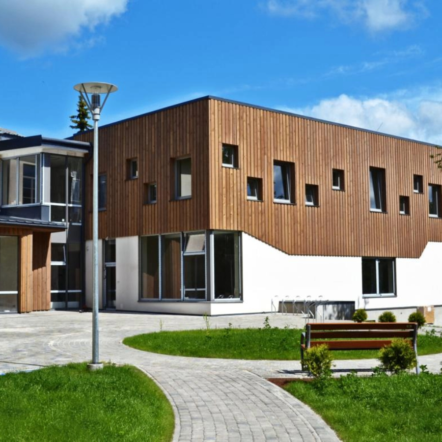 <p>Astoņas Latvijas augstskolas sāks arī klātienē pieņemt pieteikumus pamatstudijām</p>