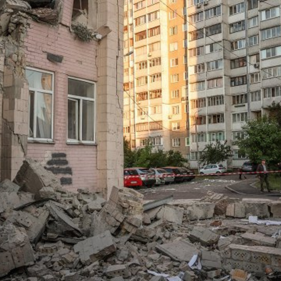 <p>Krievijas raķe&scaron;u un dronu triecienos Kijivai nogalināti desmit un ievainoti 34 cilvēki</p>