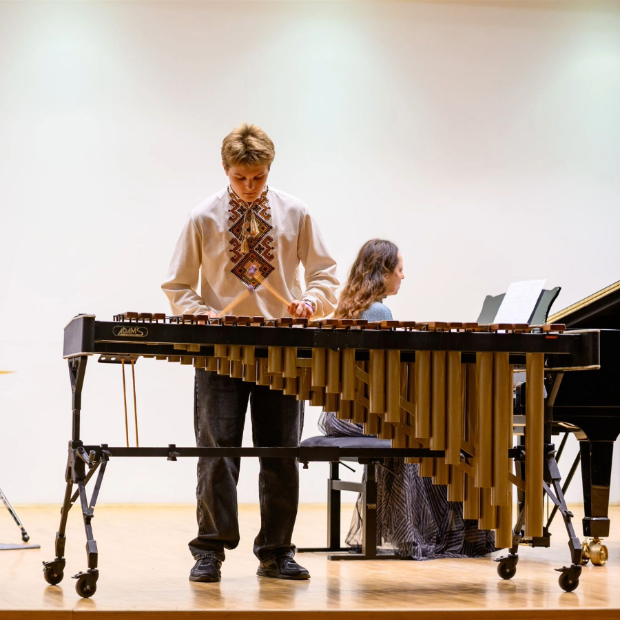 <p>Mūzika kā patvērums no kara &scaron;ausmām. Osokina fonds Latvijā rīko mūzikas spēles nometni</p>