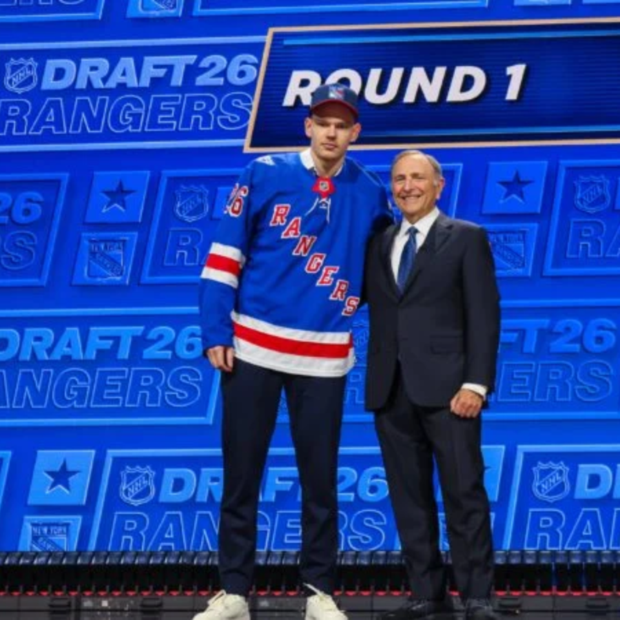 <p>Alberts &Scaron;mits kļūst par NHL draftā visaugstāk izvēlēto latvieti</p>