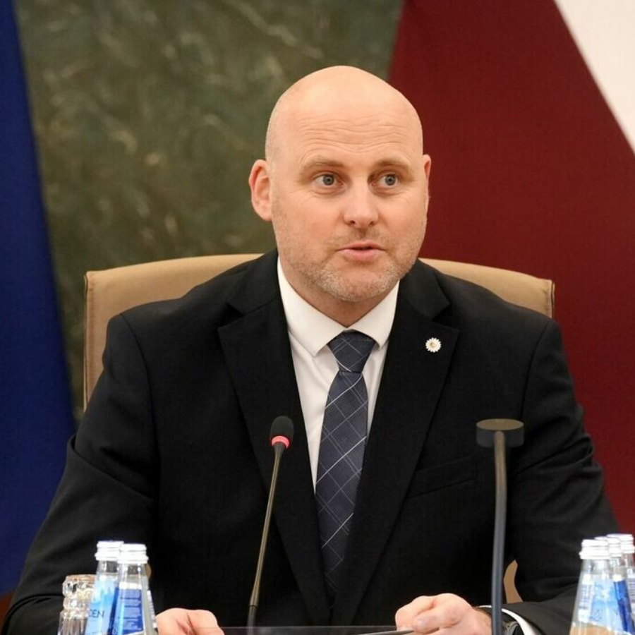<p>Premjers uz 30 dienām aptur lielos IKT iepirkumus to izvērtē&scaron;anai</p>