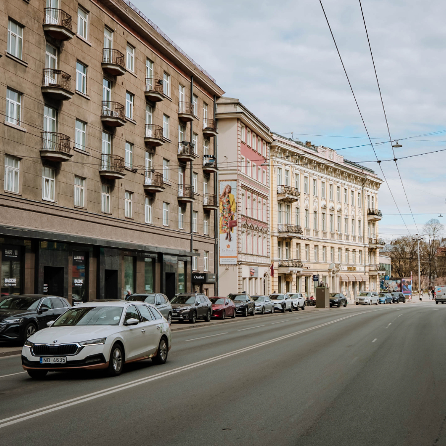 <p>Autostāvvietas Rīgā kļūs dārgākas, bet īslaicīga auto novieto&scaron;ana varētu būt bez maksas</p>