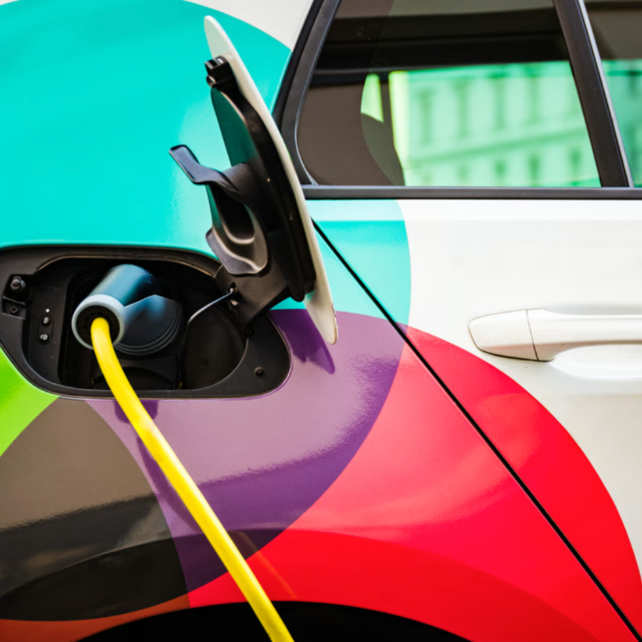 <p>Elektro auto skaits Latvijā arvien pieaug; sava artava arī valsts atbalstam</p>