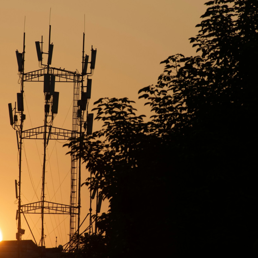 <p>Latvijā uzstādīta pirmā no elektroapgādes neatkarīga mobilo sakaru bāzes stacija</p>