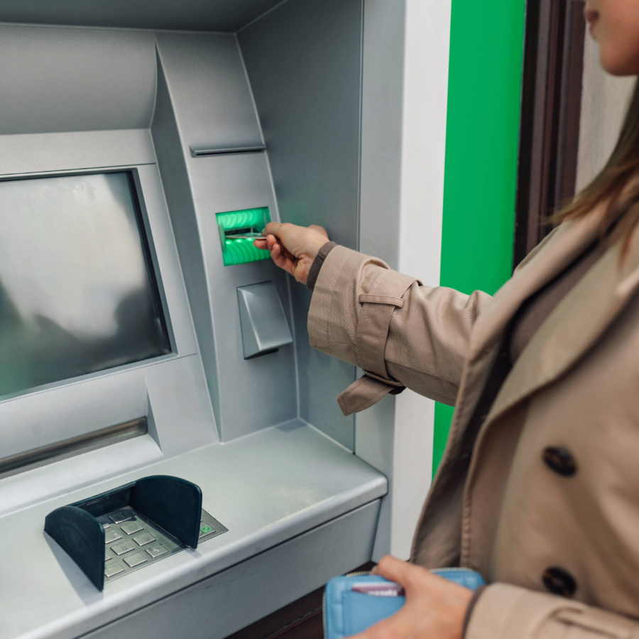 <p>Atsauc ieceri ieviest sliek&scaron;ņa deklarācijas par skaidras naudas iemaksu no 750 eiro</p>