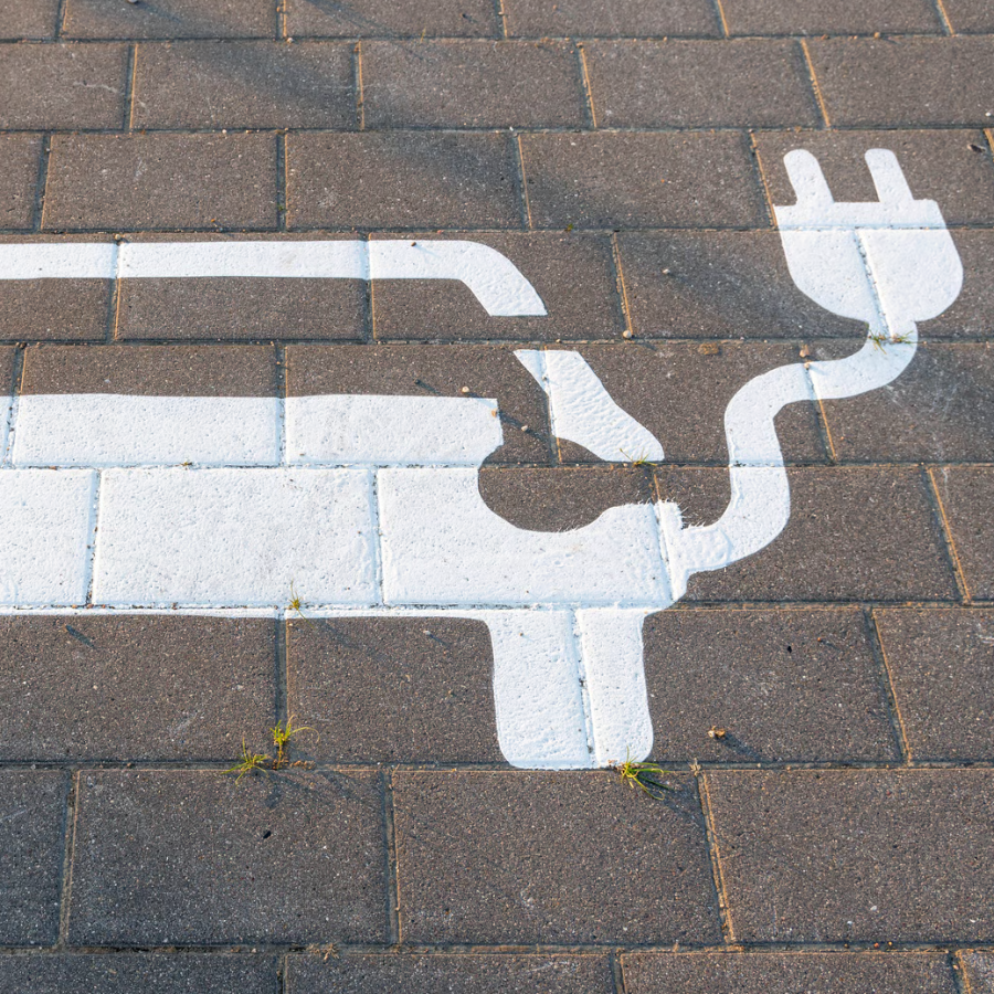 <p>Aptauja: Latvijā 45% iedzīvotāju neplānotu elektroauto iegādi augstās cenas dēļ</p>