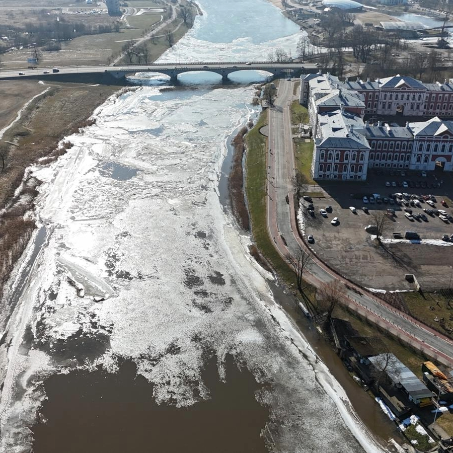 <p>Ūdens līmeņa kāpums Lielupē un upēs valsts austrumu daļā kļuvis straujāks</p>