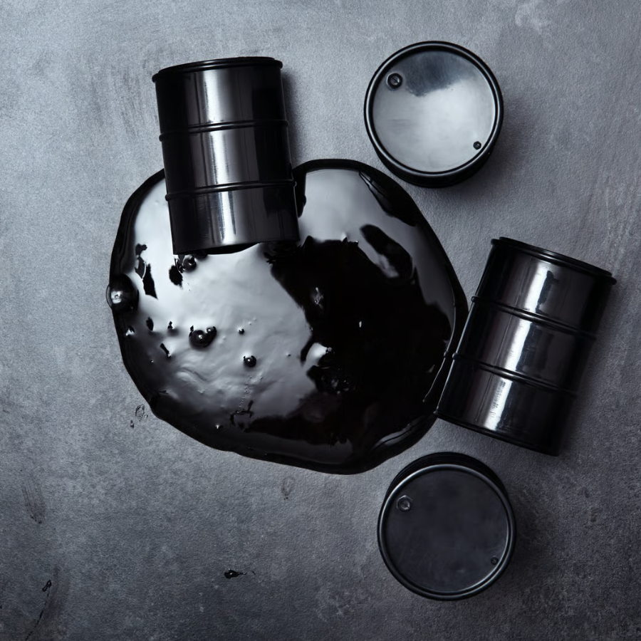 <p>ASV uz laiku atļauj pirkt tankkuģos eso&scaron;o Krievijas naftu</p>