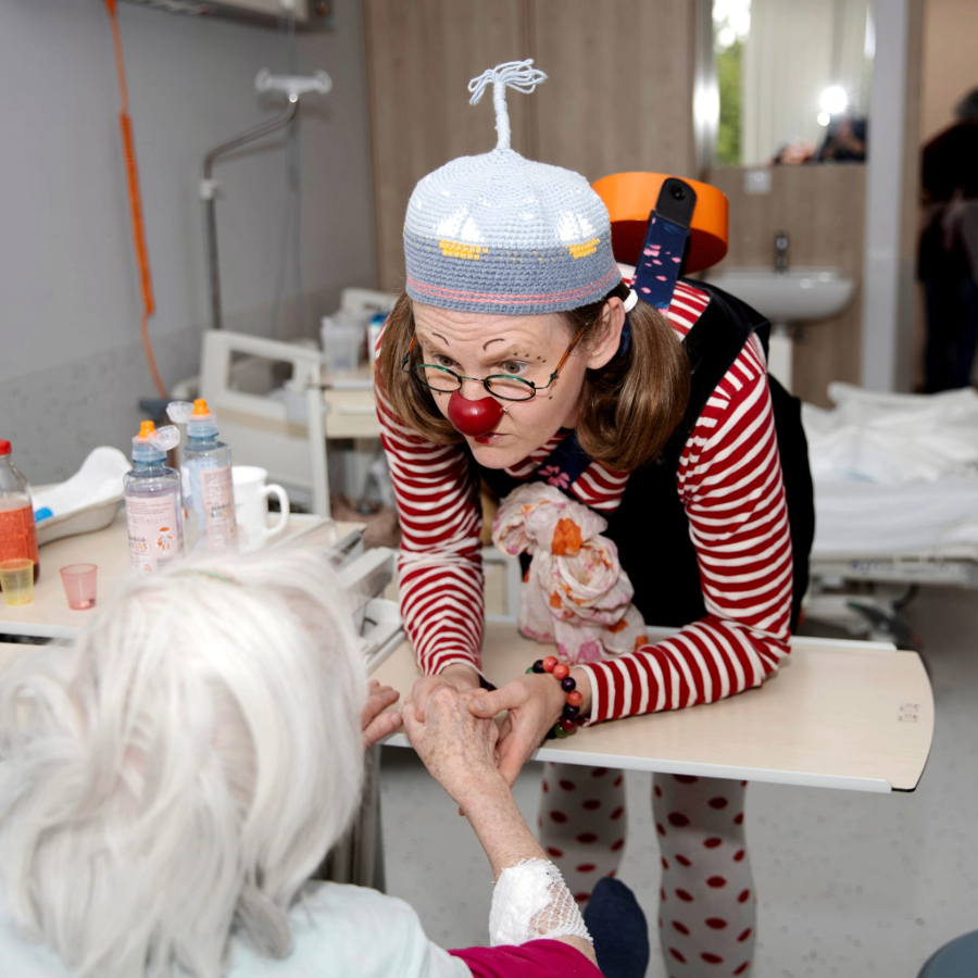 <p>Dakteri klauni dosies arī pie senioriem</p>