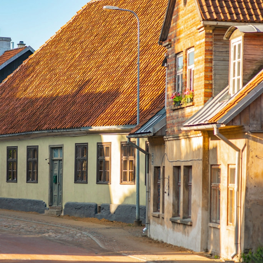 <p>No jūlija Kuldīgā ieviesīs nodevu par tūristu uzņem&scaron;anu</p>