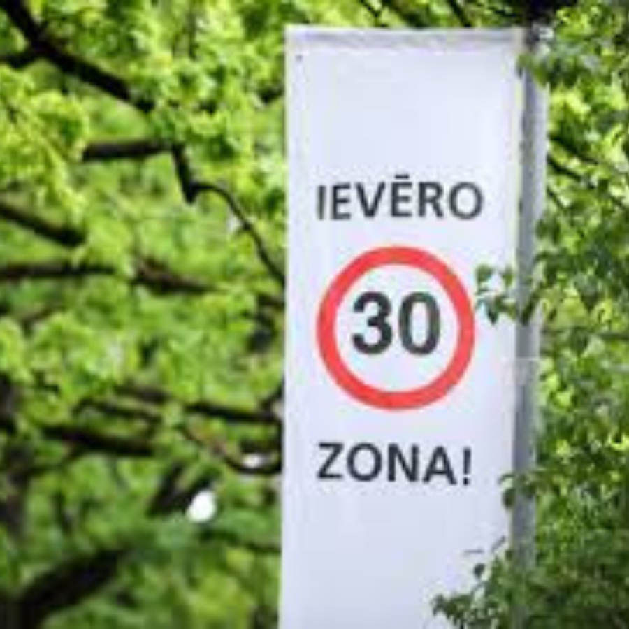 <p>&nbsp;Rīgā ievie&scaron; jaunus atļautā ātruma ierobežojumus līdz 30 km/h</p>