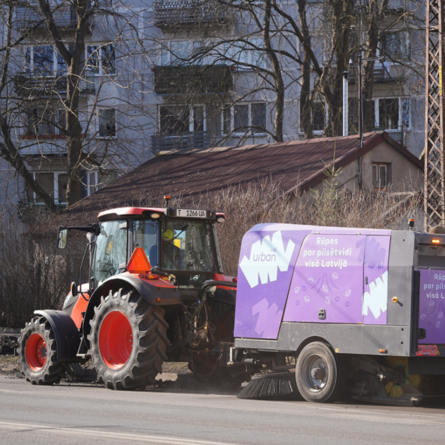 <p>Rīgā pēc ziemas sezonas sakopta vairāk nekā tre&scaron;daļa brauktuvju</p>