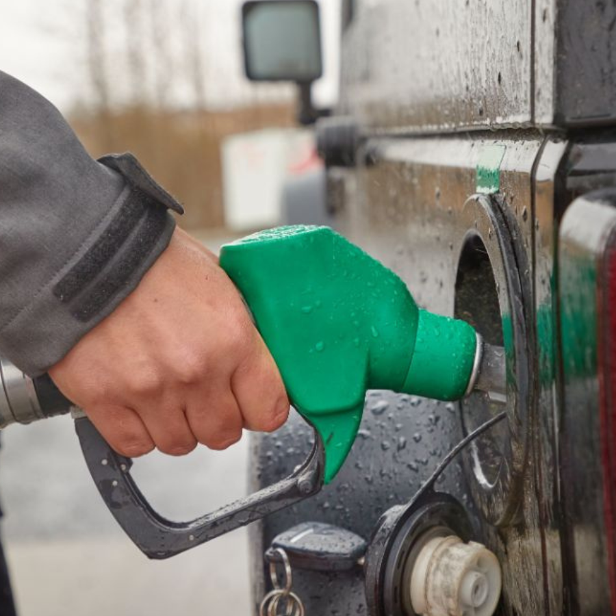 <p>Valainis: Latvija varētu tirgū laist līdz 40 000 tonnu naftas rezervju</p>