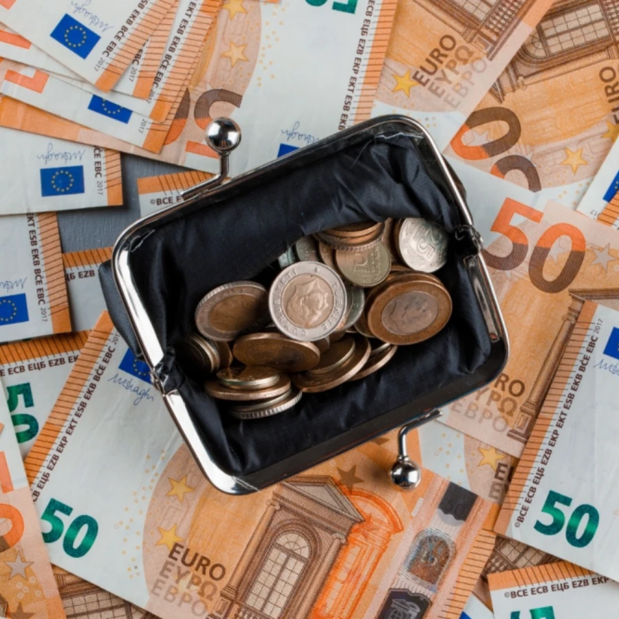 <p>Aicina skolotājus piedalīties izglītojo&scaron;os semināros par finan&scaron;u pratību</p>