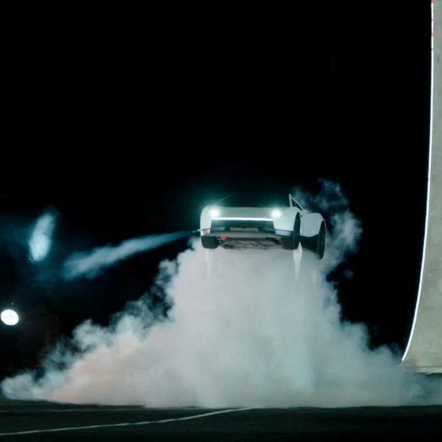 <p>"Tesla" prezentē "Roadster" modeli, kas spēj lidot</p>