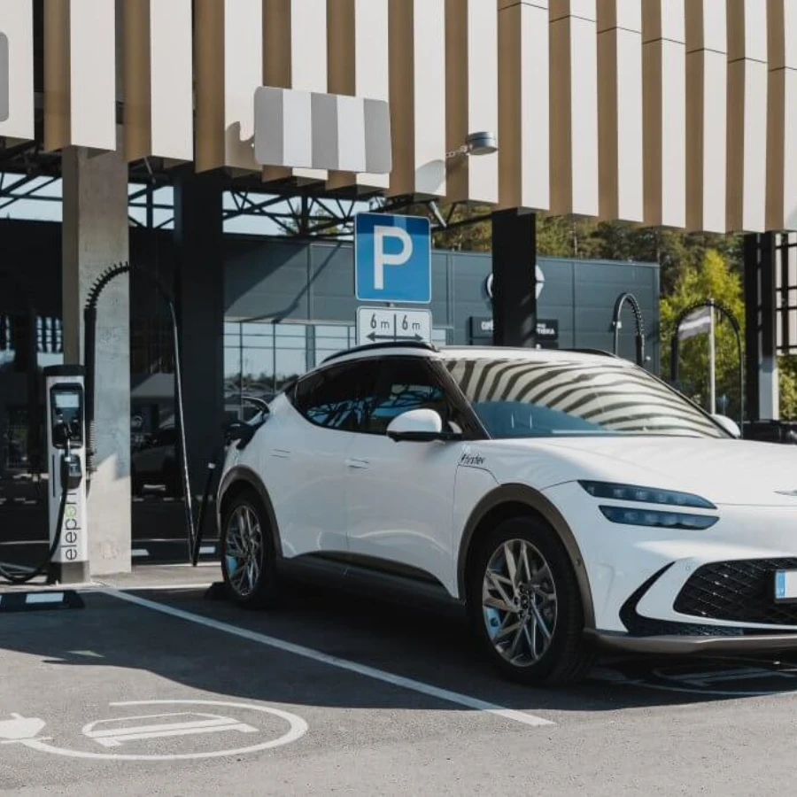 <p>Banka "Citadele": Degvielas cenas tuvojas līmenim, kas var paātrināt pāreju uz elektroauto</p>