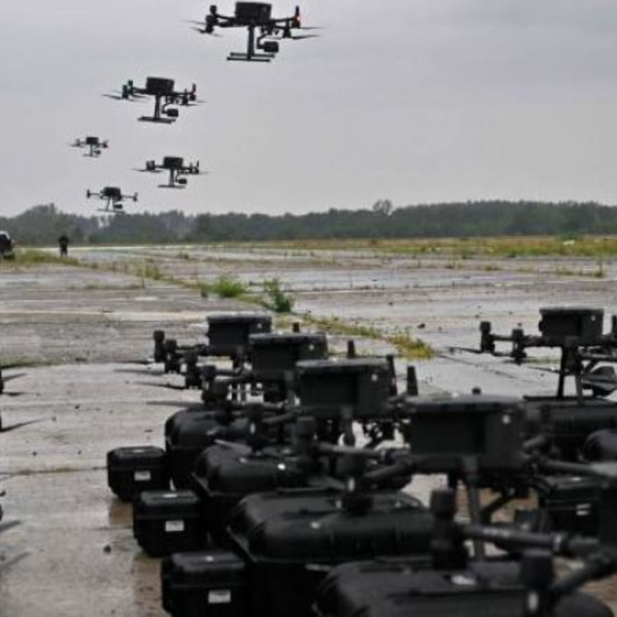 <p>Zelenskis brīdina lidsabiedrības, ka Krievijas gaisa telpa nav dro&scaron;a Ukrainas dronu dēļ</p>
